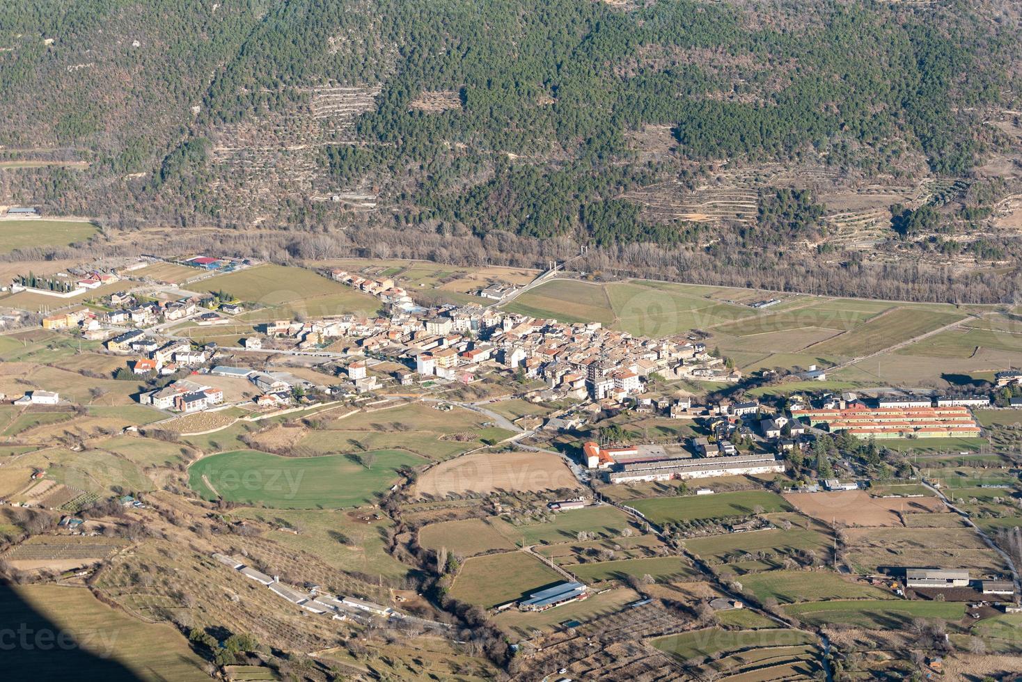 paesaggio urbano di organya nelle montagne dei pirenei catalani foto