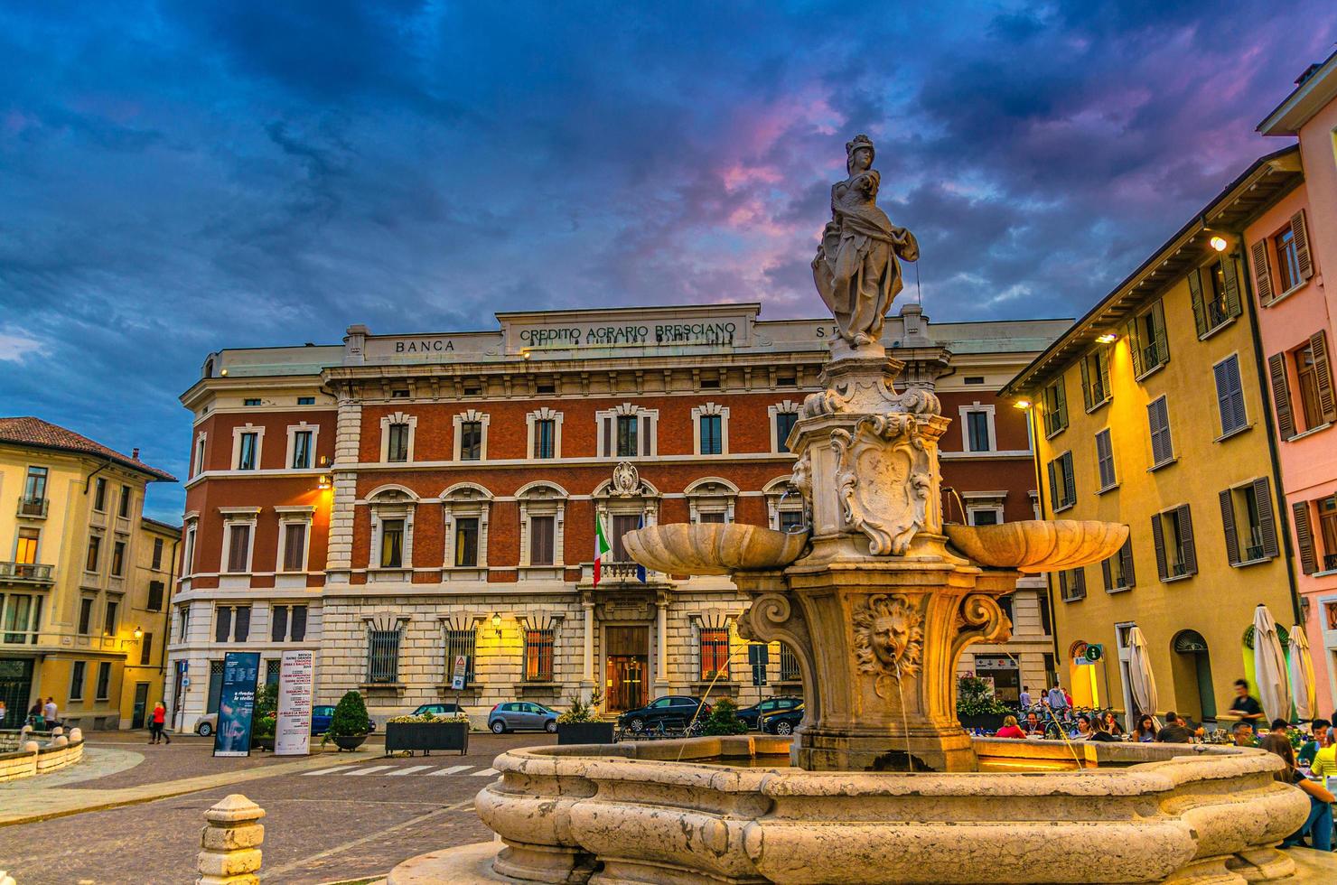 brescia, italia, 11 settembre 2019 fontana, ristorante di strada e banca credito agrario bresciano a brescia foto