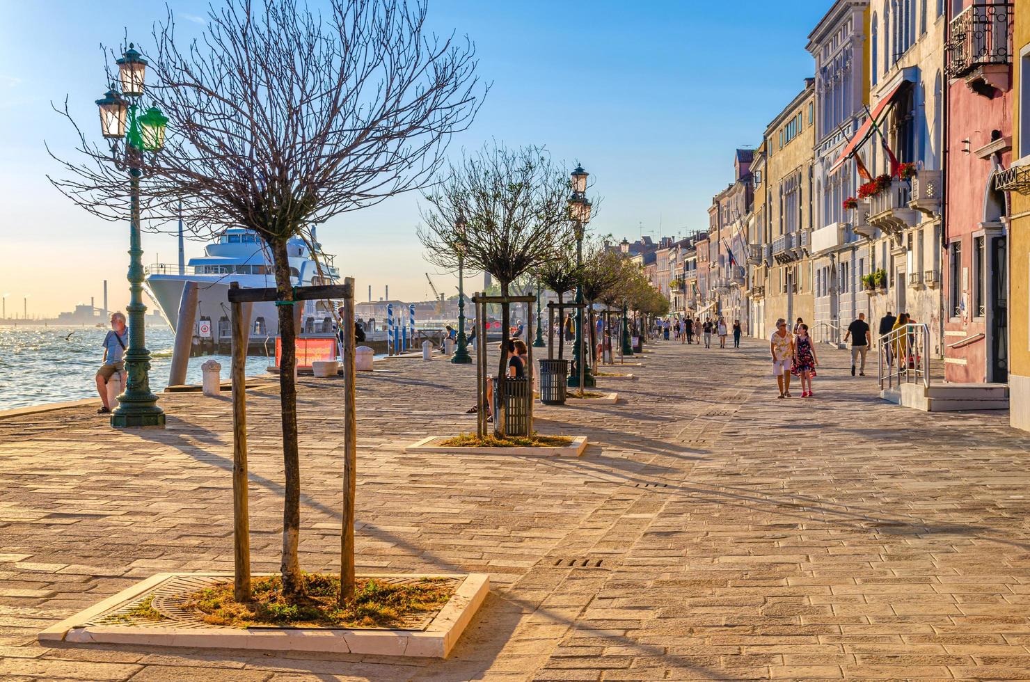 venezia, italia, 13 settembre 2019 fondamenta zattere embankment a venezia foto