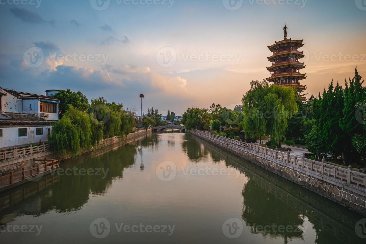 campanile del tempio di qibao nella città antica di qibao a shanghai, in cina foto