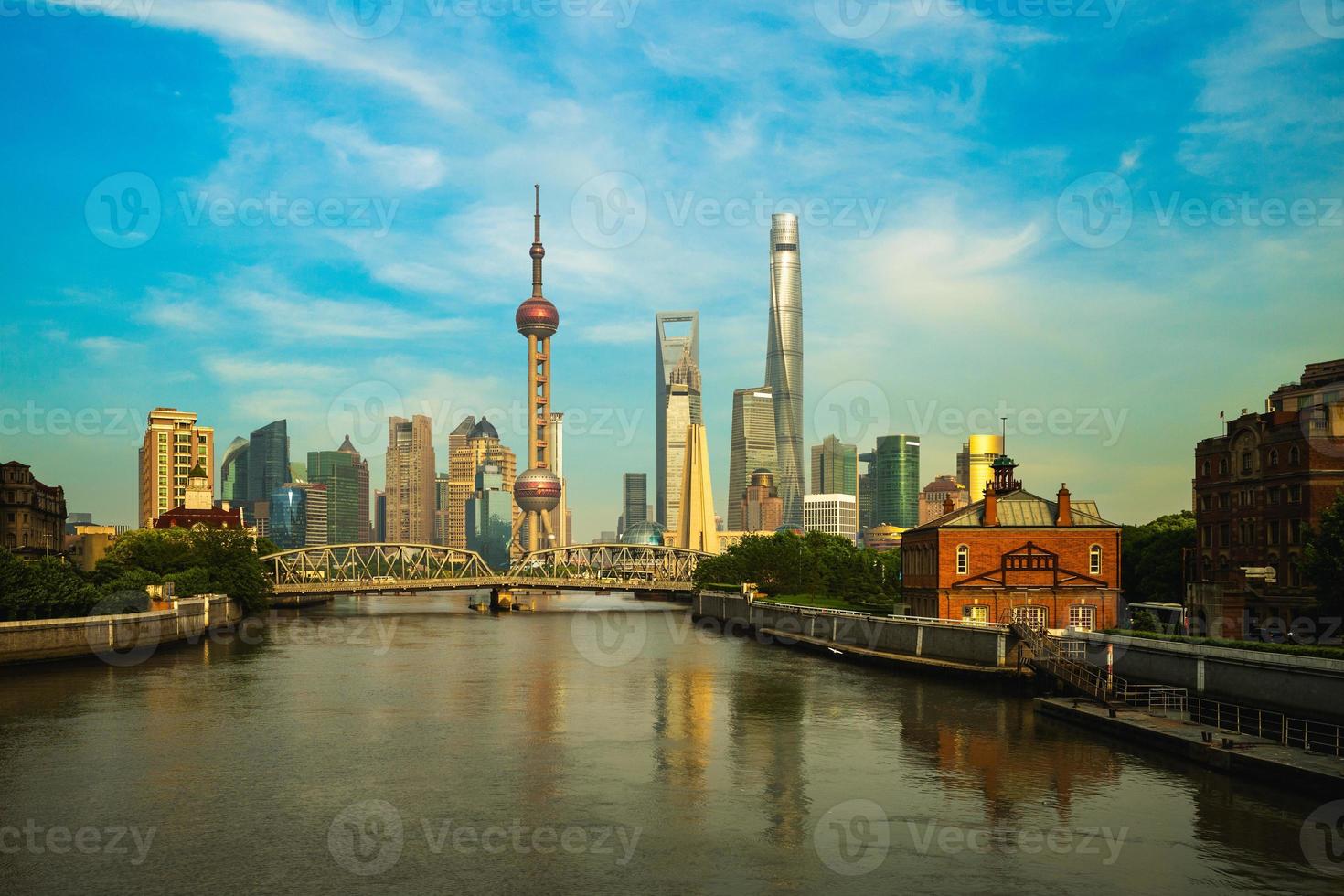 scenario di suzhou creek con skyline di pudong a shanghai, cina foto