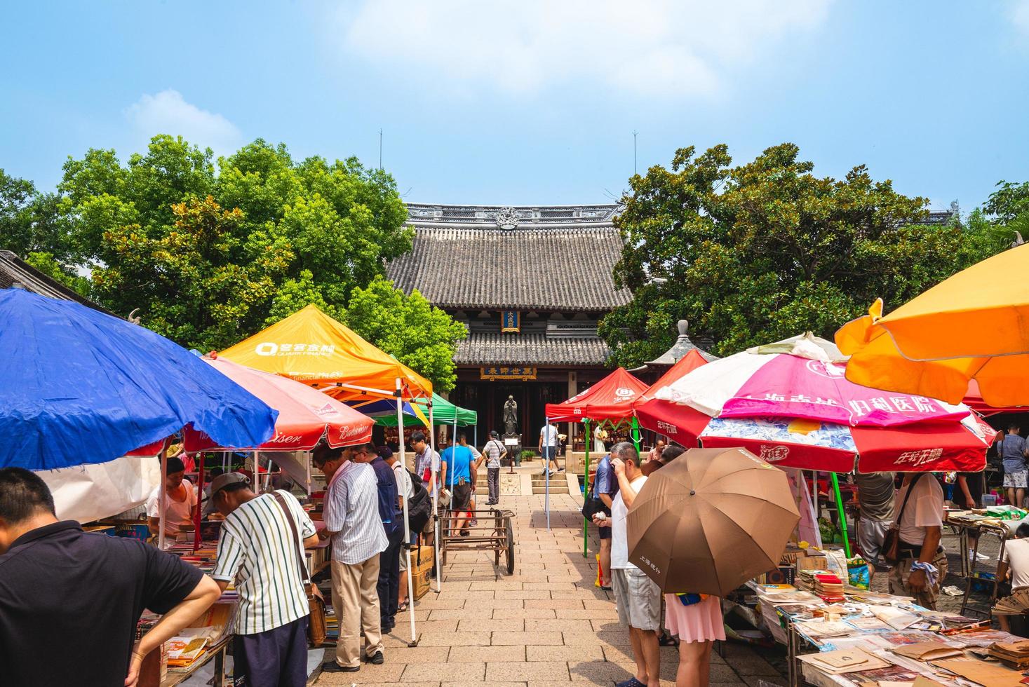 mercato del libro usato al tempio confuciano nel distretto di huangpu a shanghai, in cina. si tiene ogni domenica dal 1993. libri, riviste, giornali, fumetti si possono trovare qui foto