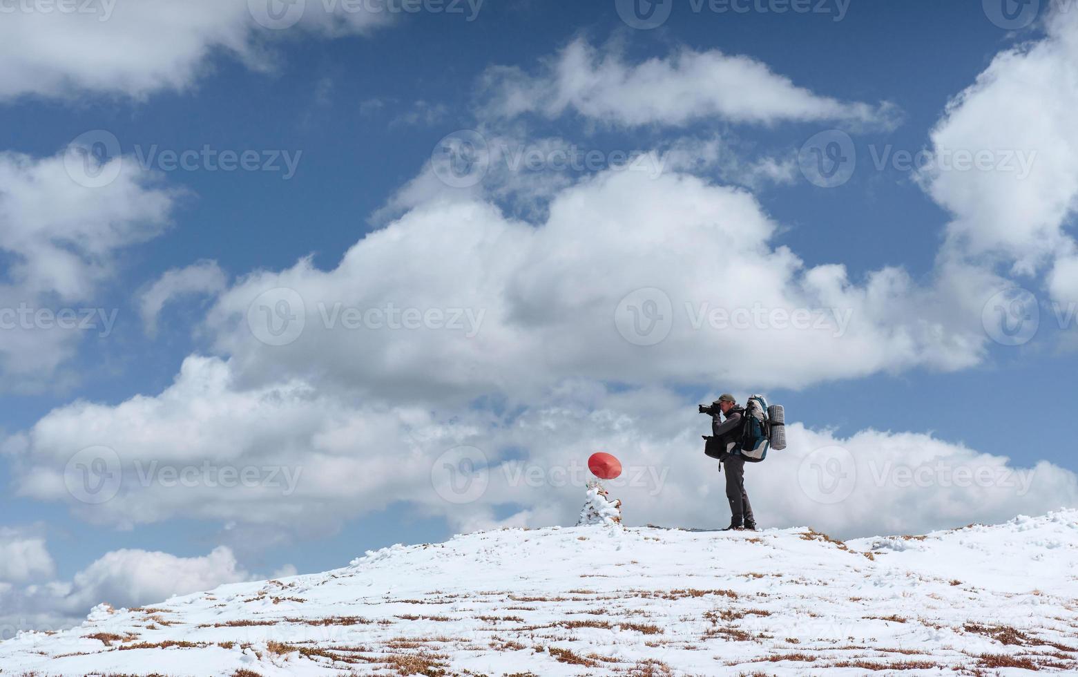 un turista guarda il paesaggio. fotografo in cima alla montagna. paesaggio primaverile. carpazi, ucraina, europa foto