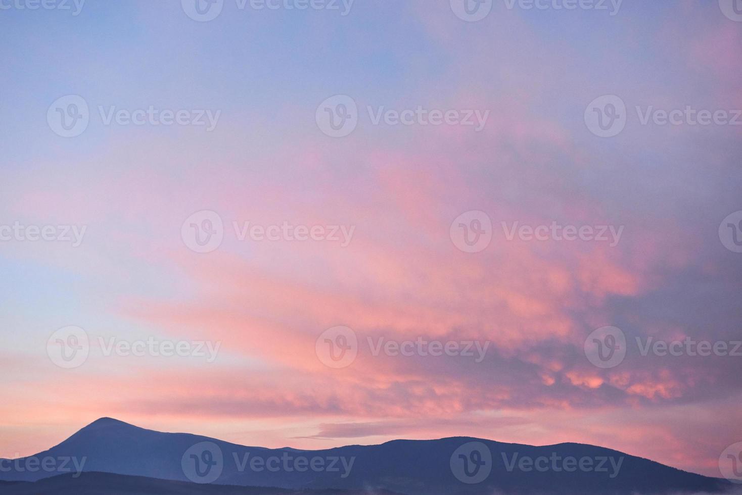 vista panoramica delle montagne dell'alba ai Carpazi, in ucraina. il paesaggio di montagna che include copia-spazio per il testo foto