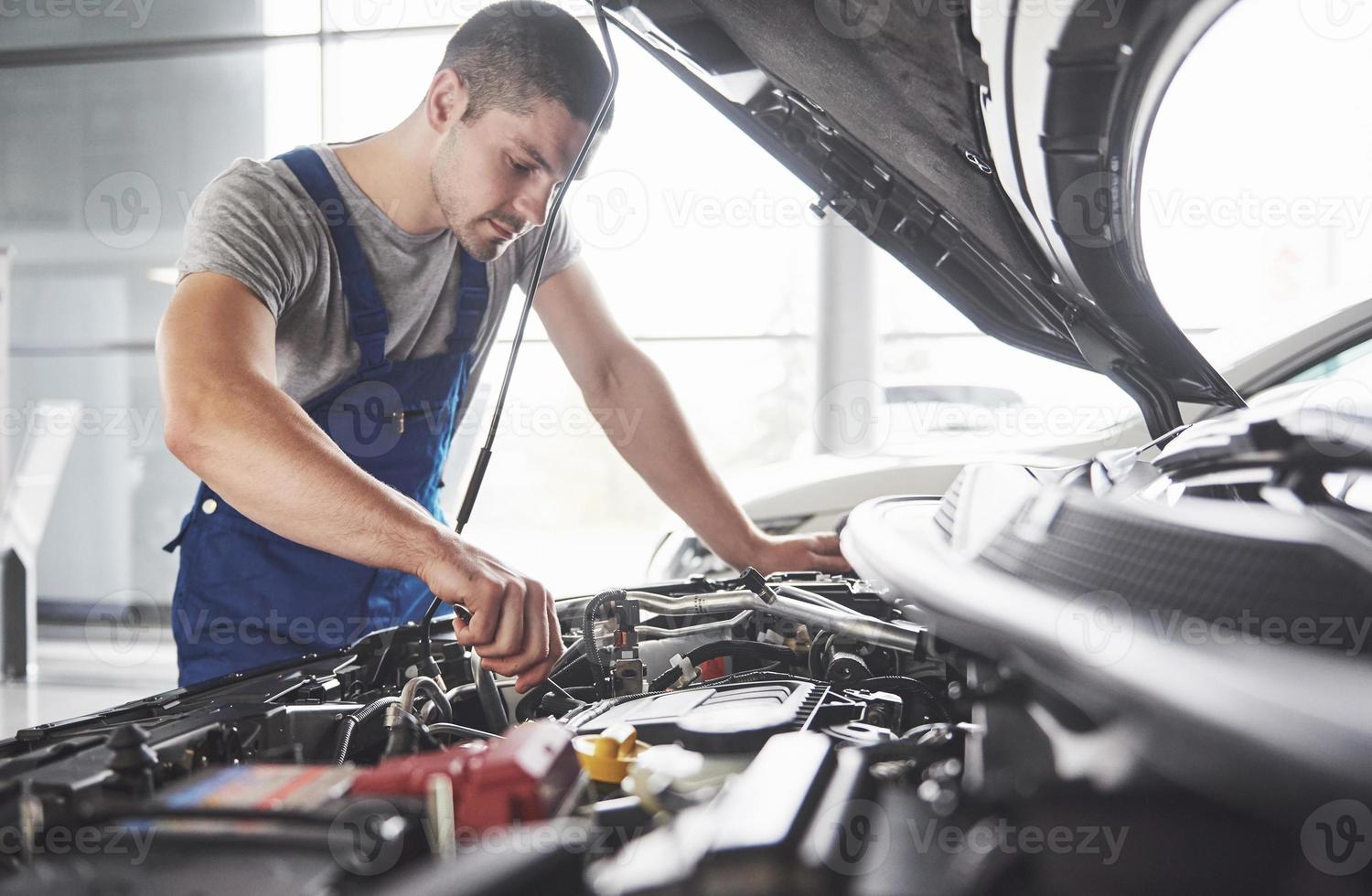 meccanico che lavora in garage. servizio di riparazione foto