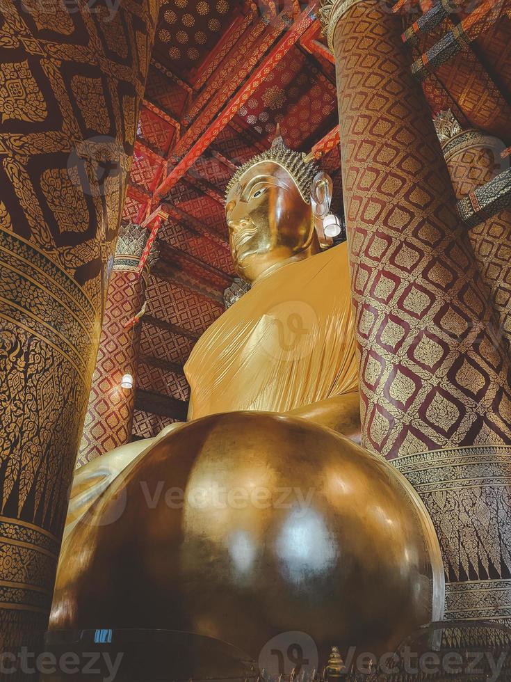 antica statua di buddha nel tempio wat thai o thai. culto del dio buddha gigante, punto di riferimento dell'arte dell'architettura asiatica, famoso santuario per il turismo. storia tempio spirituale di dio. attrazione di viaggio in Thailandia. foto