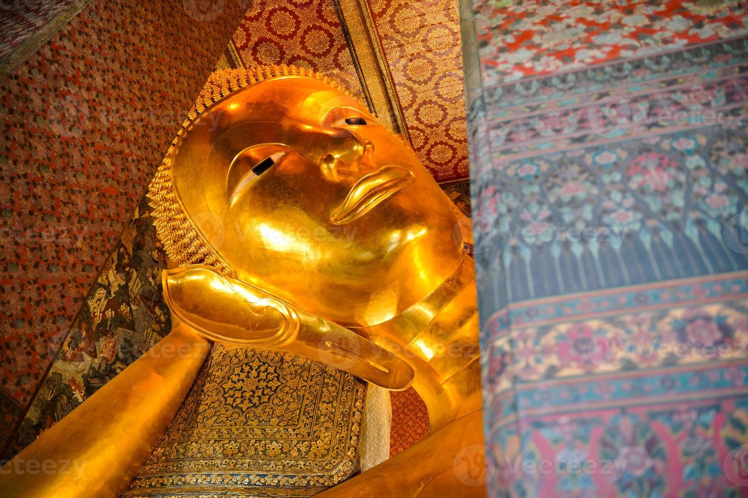 antica statua di buddha nel tempio wat thai o thai. culto del dio buddha gigante, punto di riferimento dell'arte dell'architettura asiatica, famoso santuario per il turismo. storia tempio spirituale di dio. attrazione di viaggio in Thailandia. foto