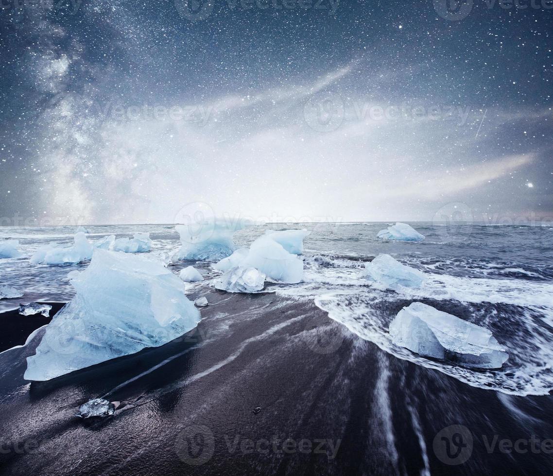 iceberg galleggianti nel lago glaciale di jokulsarlon. Islanda meridionale. laguna. notte di cielo stellato. fantastica via lattea. foto