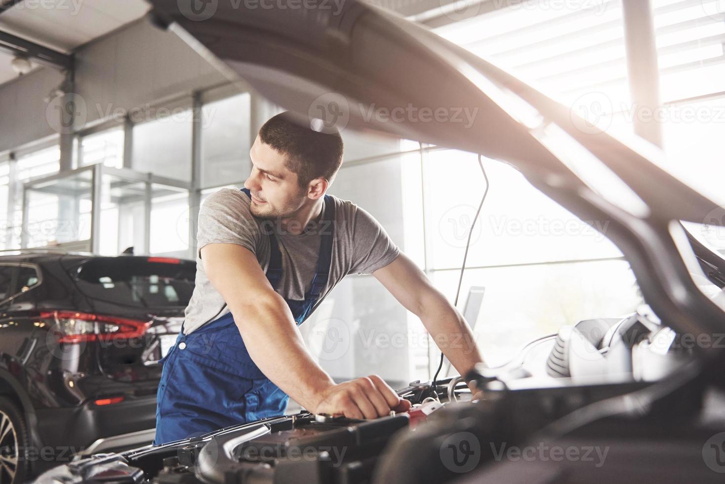 meccanico che lavora in garage. servizio di riparazione foto