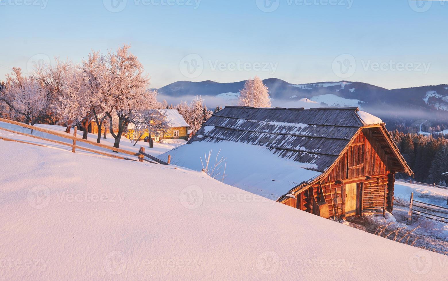 casa in montagna in inverno. cartolina di cortesia con foto. carpazi, ucraina foto