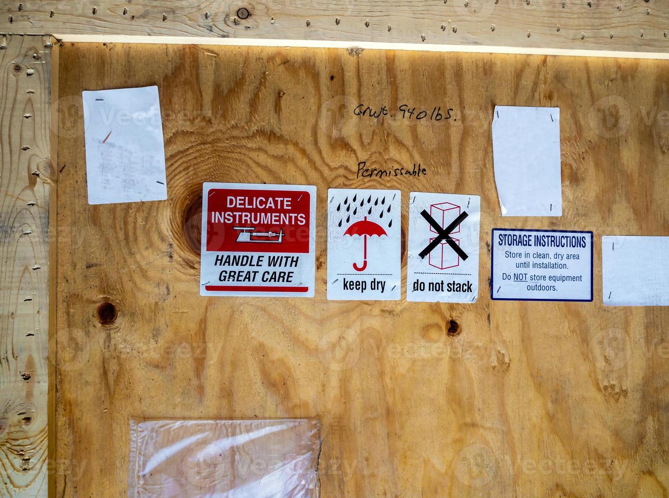 etichetta di avvertenza accanto alla scatola di legno per il trasporto foto