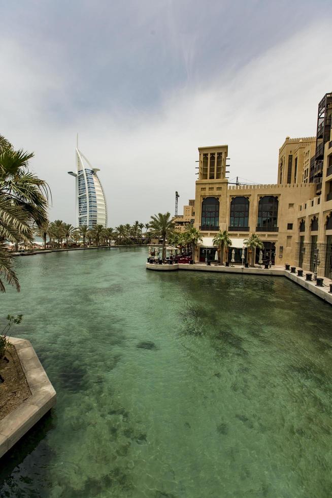 dubai, emirati arabi uniti, 8 maggio 2015 - vista all'hotel burj al arab da madinat jumeirah a dubai. madinat jumeirah comprende due hotel e gruppi di 29 case arabe tradizionali. foto