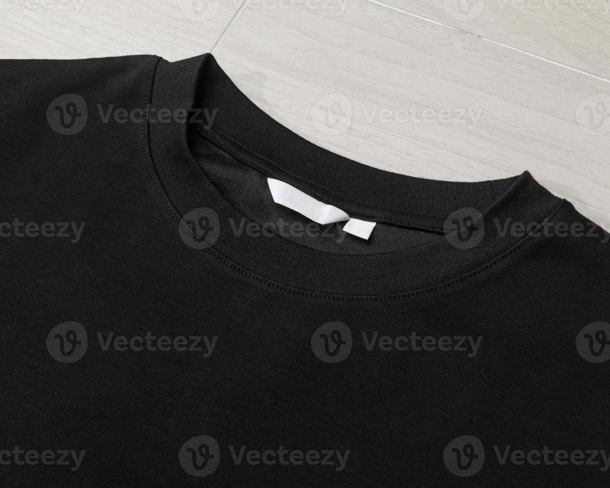 modello di mockup di t-shirt oversize nera vuota sul pavimento foto