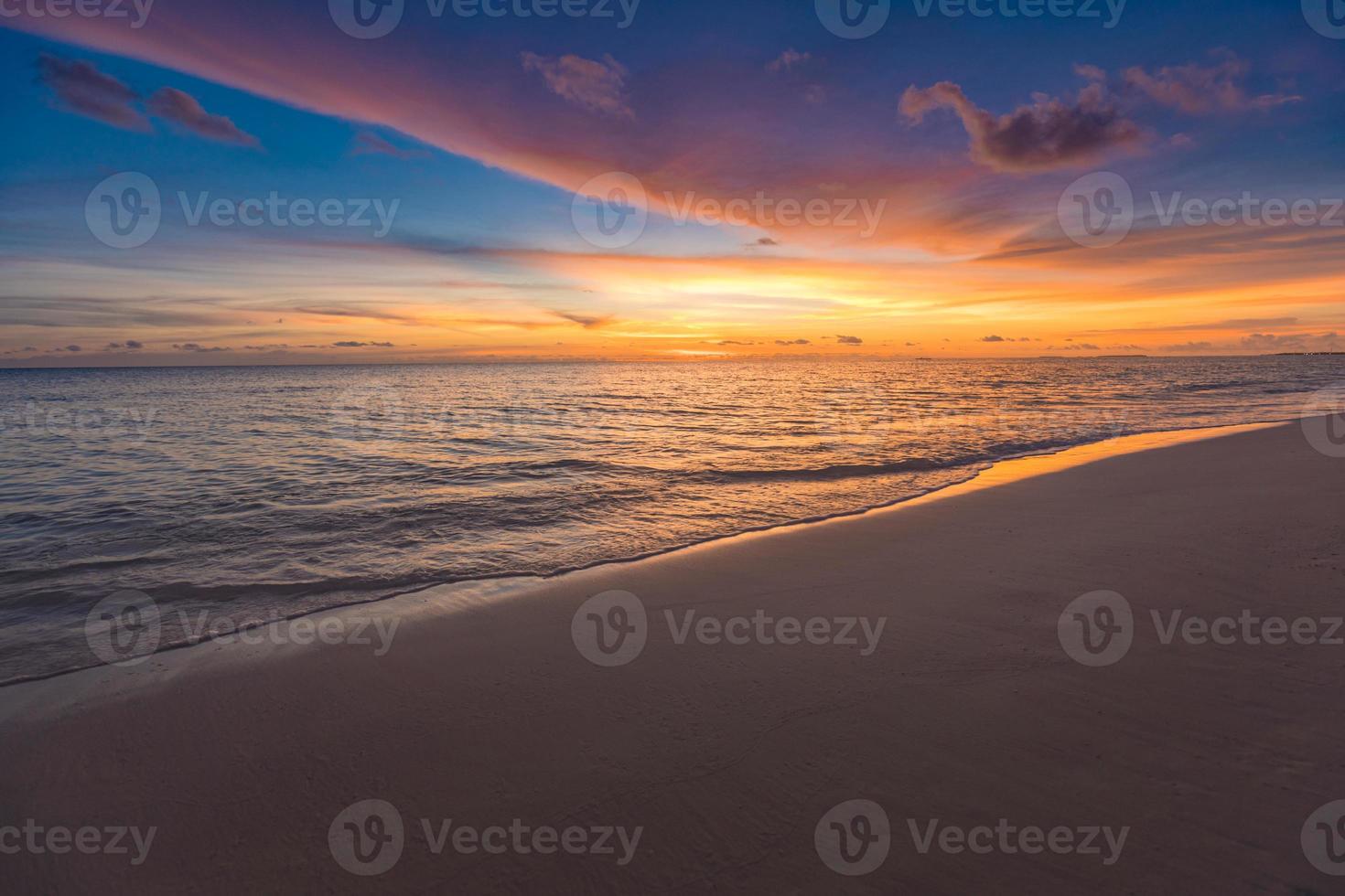 primo piano della spiaggia del cielo della sabbia del mare. paesaggio panoramico. ispirare l'orizzonte di vista sul mare della costa della spiaggia tropicale. orizzonte onde surf riva calma tranquillo rilassante luce solare estate umore. banner di vacanza di viaggio di vacanza foto