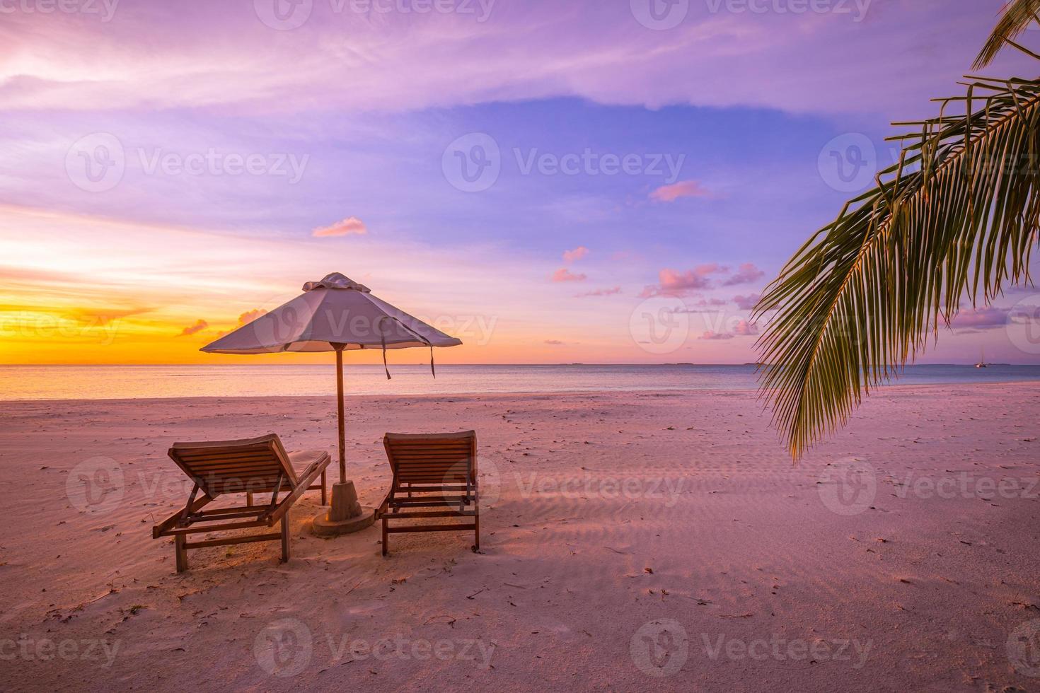 spiaggia romantica. sedie sull'orizzonte del mare della spiaggia sabbiosa. concetto di vacanza estiva in coppia per il turismo. paesaggio tropicale ispiratore. scenario tranquillo, spiaggia rilassante, design del paesaggio tropicale foto