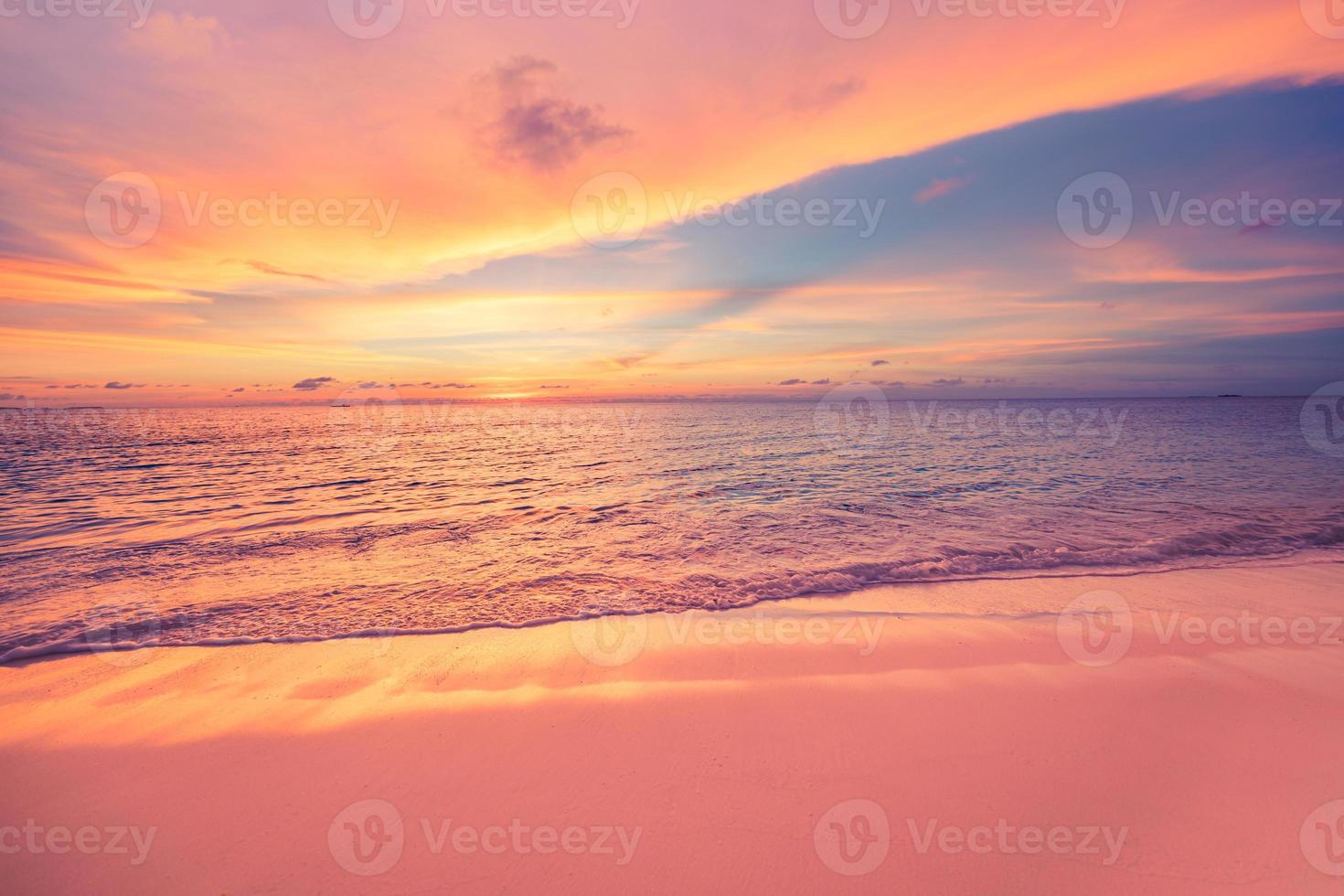 primo piano della spiaggia del cielo della sabbia del mare. paesaggio panoramico. ispirare l'orizzonte di vista sul mare della costa della spiaggia tropicale. orizzonte onde surf riva calma tranquillo rilassante luce solare estate umore. banner di vacanza di viaggio di vacanza foto