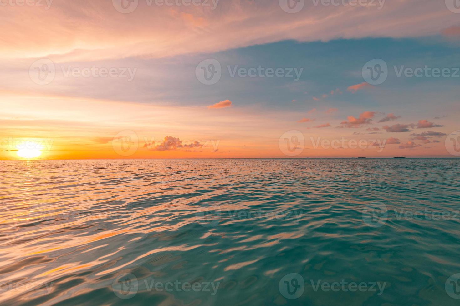 primo piano della superficie del mare. vista panoramica sul mare. ispirare l'orizzonte di vista sul mare della costa della spiaggia tropicale. orizzonte onde surf riva calma tranquillo rilassante luce solare estate umore. banner di vacanza di viaggio di vacanza foto