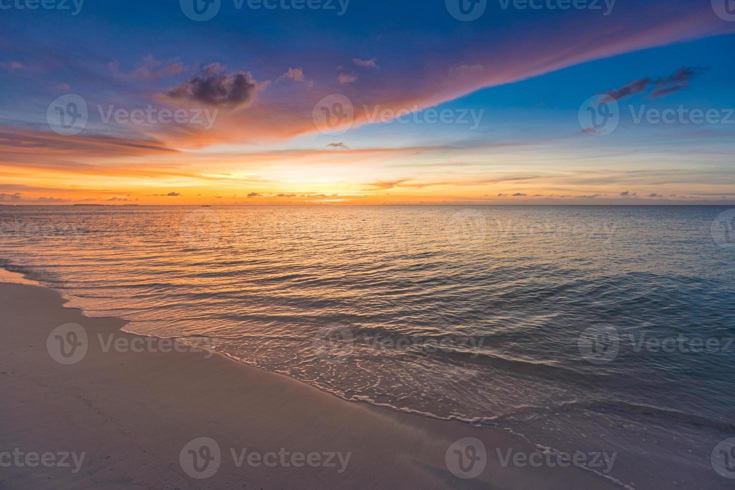 primo piano della spiaggia del cielo della sabbia del mare. paesaggio panoramico. ispirare l'orizzonte di vista sul mare della costa della spiaggia tropicale. orizzonte onde surf riva calma tranquillo rilassante luce solare estate umore. banner di vacanza di viaggio di vacanza foto