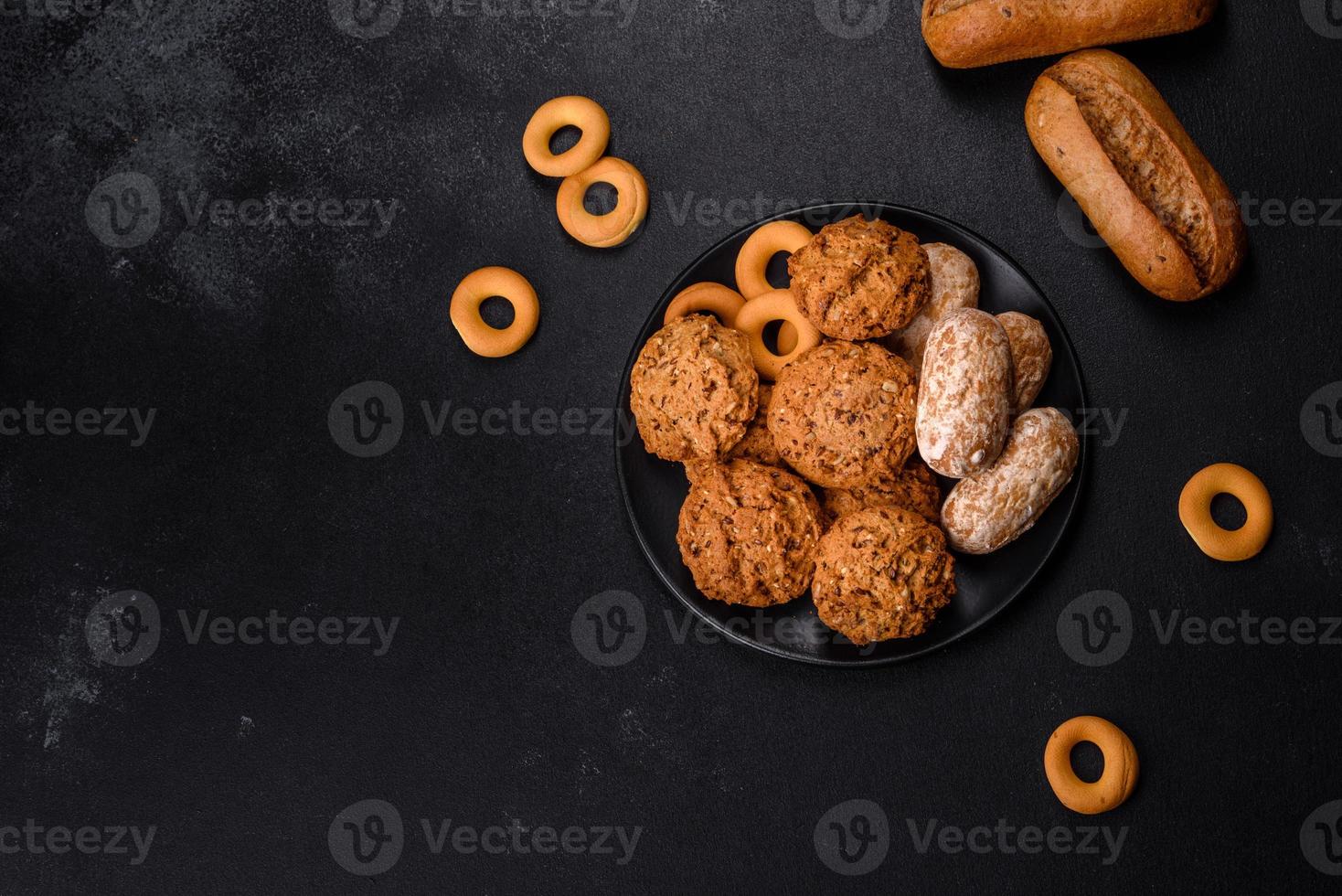 gustosi biscotti d'avena freschi su uno sfondo di cemento scuro foto