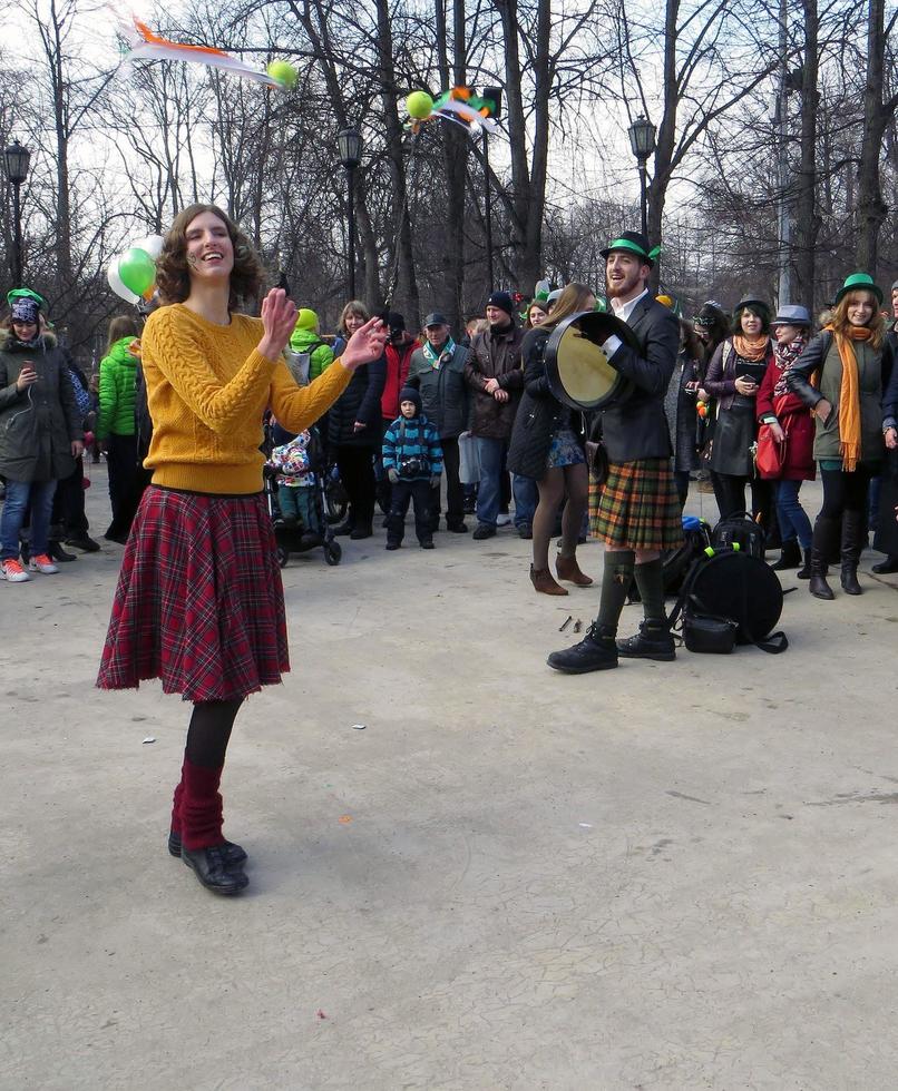 Mosca, Russia. 18 marzo 2017. celebrazione del giorno di san patrizio. ragazza si destreggia. foto