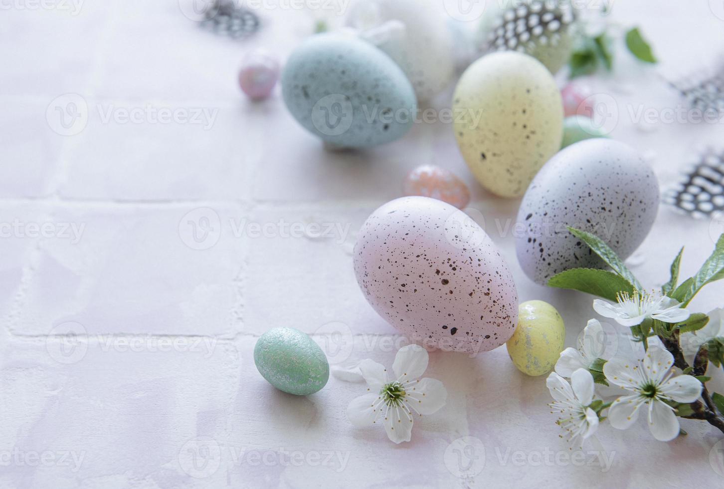 uova di Pasqua colorate su sfondo piastrellato foto