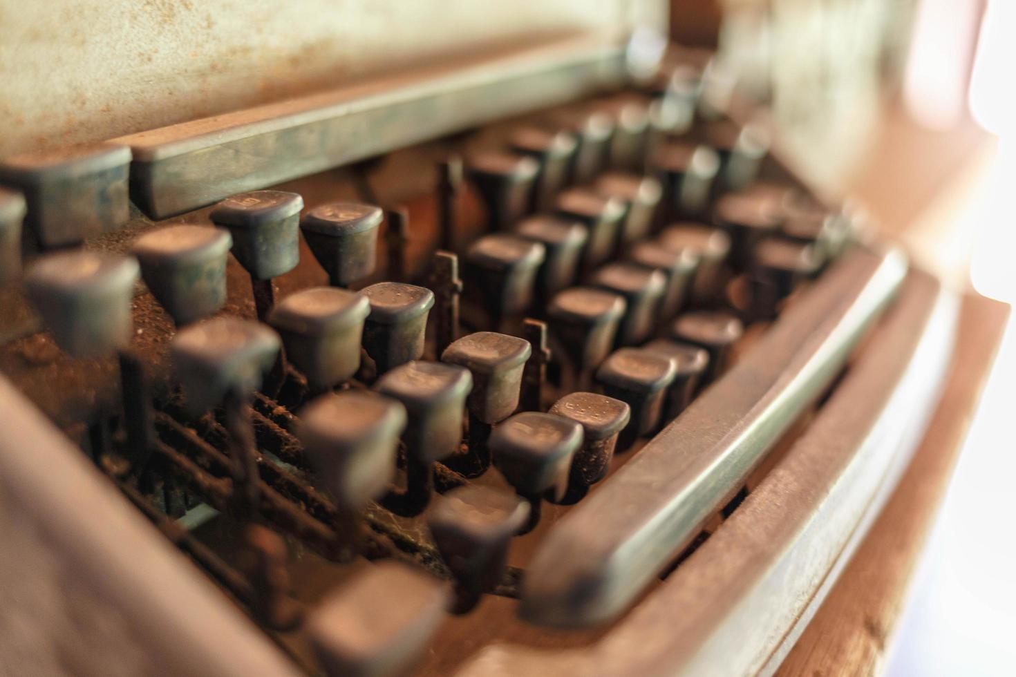 tasti della macchina da scrivere ravvicinati su una macchina da scrivere vintage sporca e polverosa foto