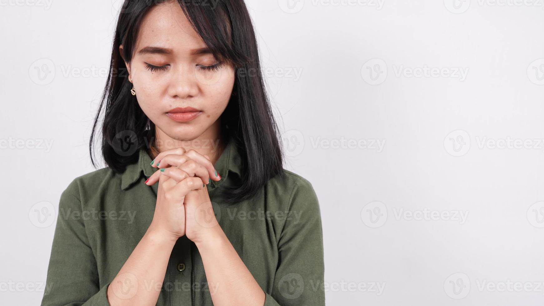 una donna cristiana che prega umilmente isolato sfondo bianco foto