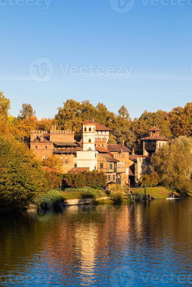 torino, italia - panorama all'aperto con il castello di valentino scenico di torino all'alba in autunno foto