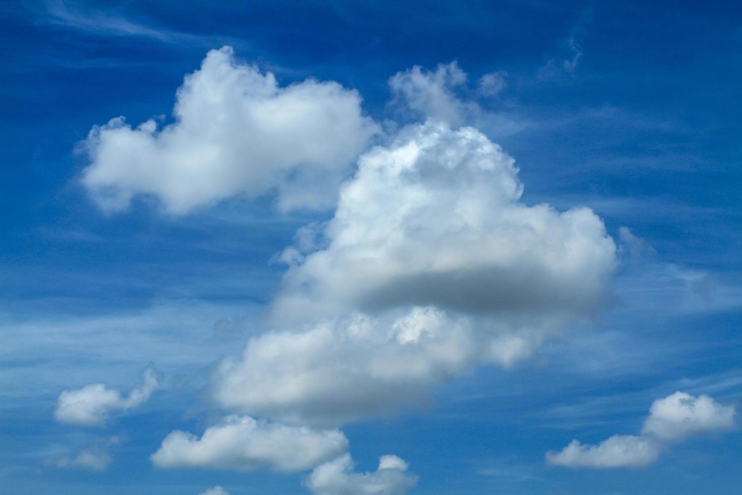 immagine di sfondo di nuvole bianche nel cielo foto