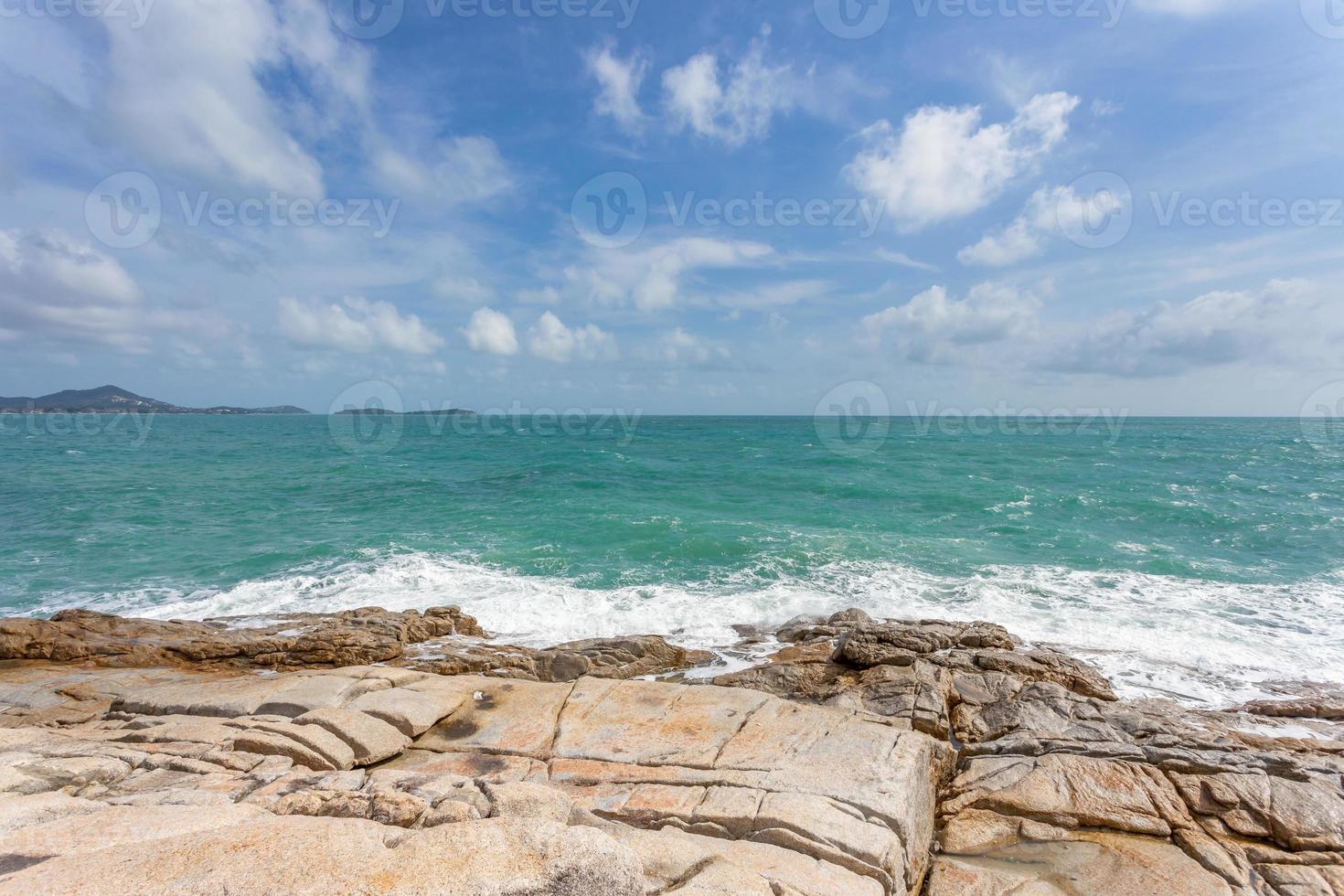 vista mare e pietra rocciosa all'isola di koh samui, tailandia invisibile e sorprendente. foto