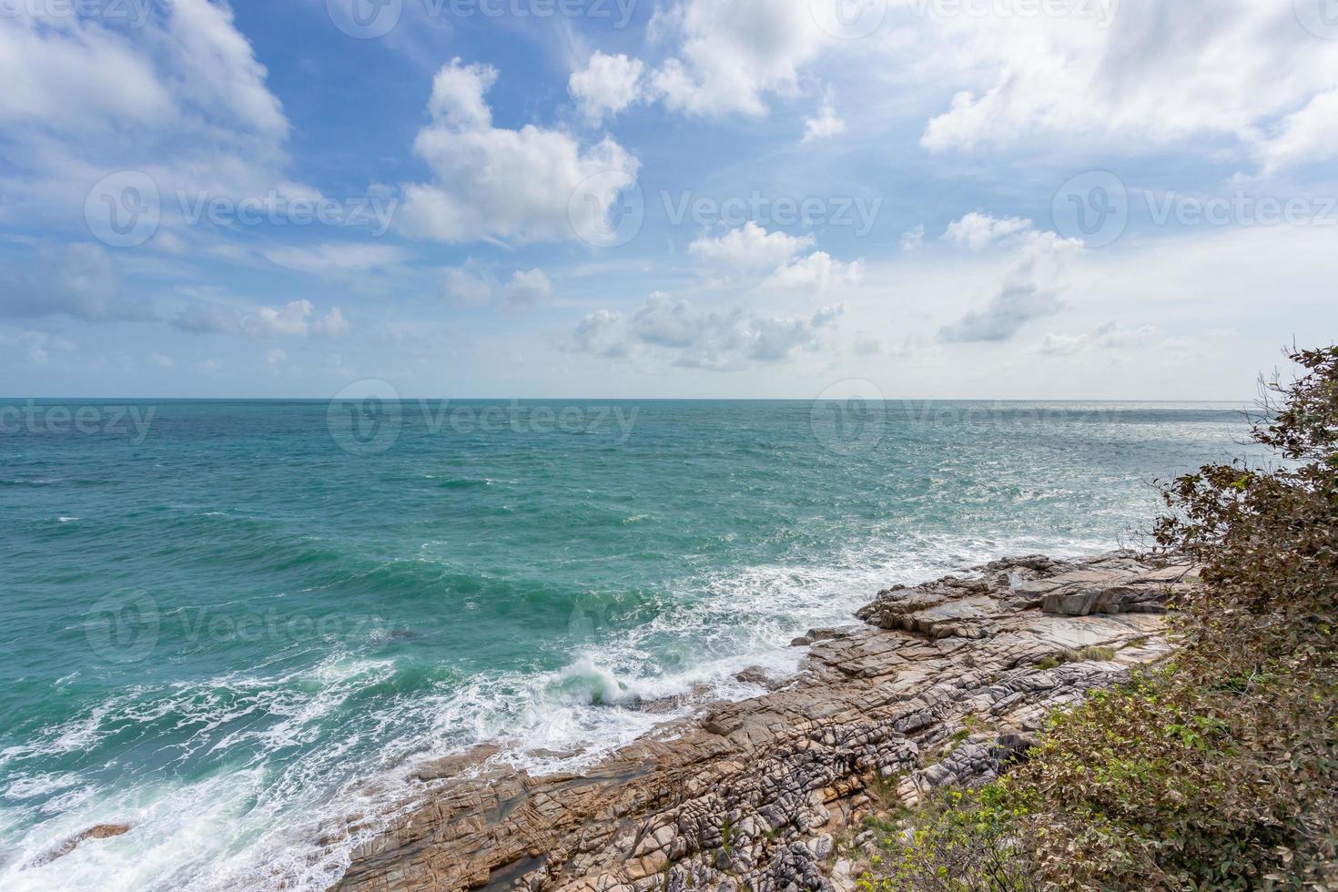 vista mare e pietra rocciosa all'isola di koh samui, tailandia invisibile e sorprendente. foto