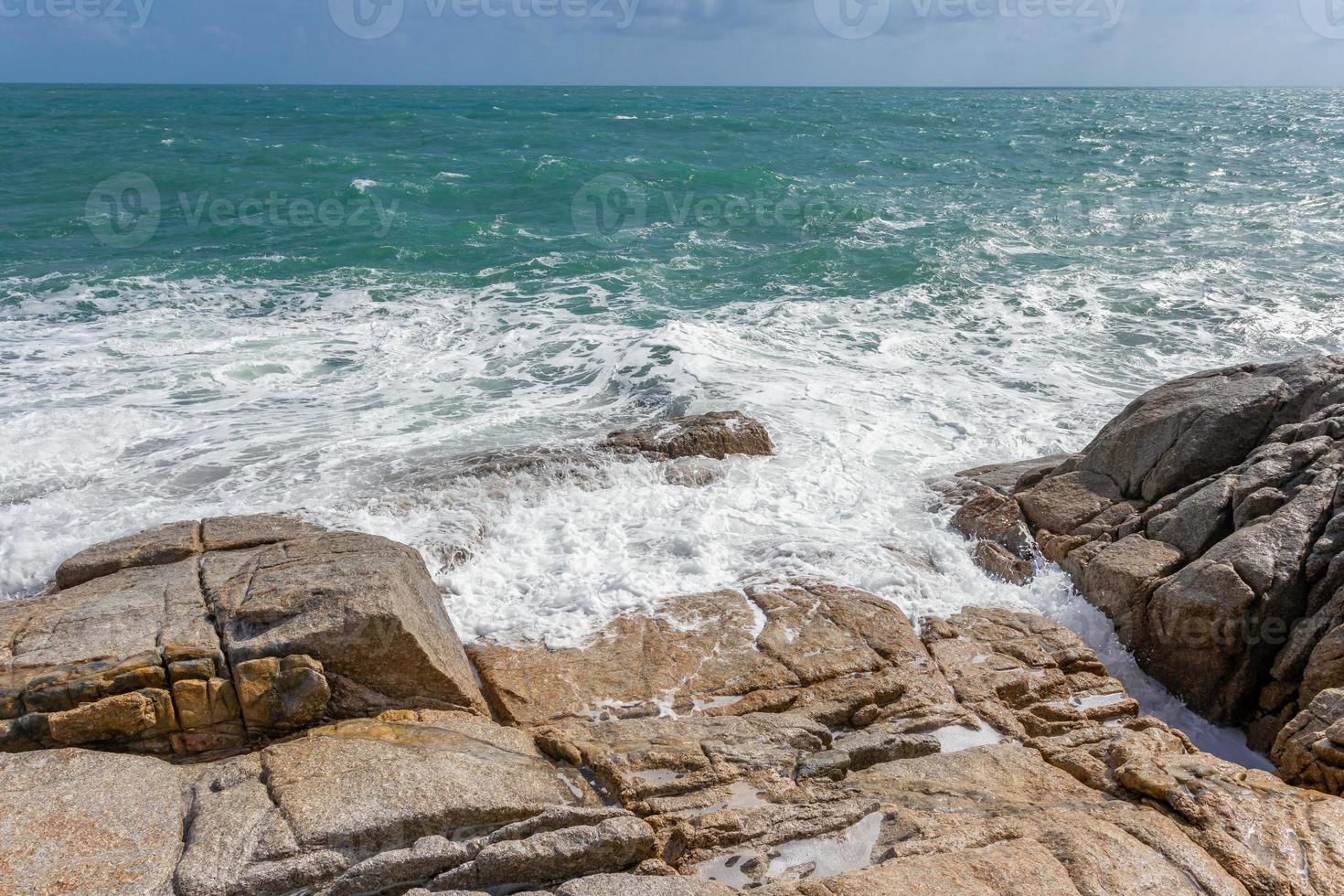 vista mare e pietra rocciosa all'isola di koh samui, tailandia invisibile e sorprendente. foto