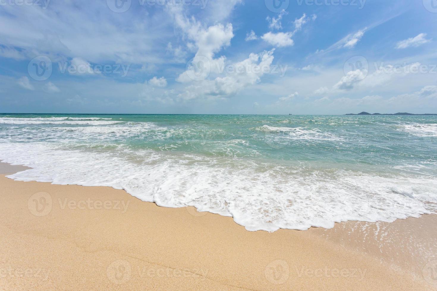 vista mare dalla spiaggia tropicale con cielo soleggiato. spiaggia paradisiaca estiva dell'isola di Koh Samui. costa tropicale. mare tropicale in tailandia. spiaggia estiva esotica con nuvole all'orizzonte. foto