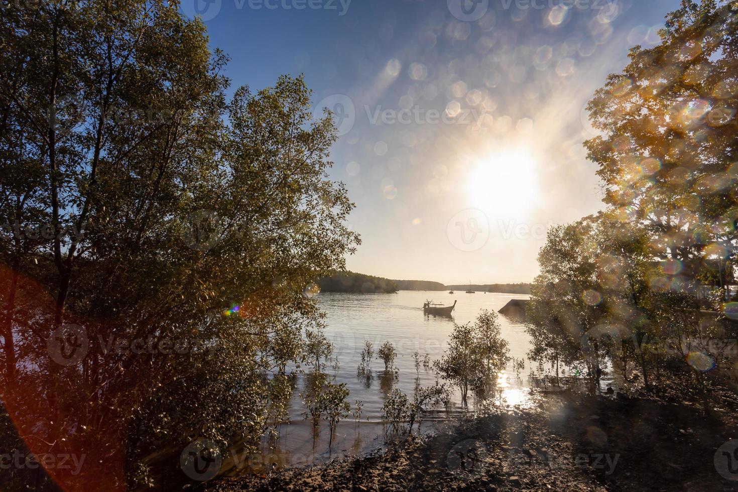 vista sul fiume con stile la mattina al fiume krabi, krabi, thailandia. foto