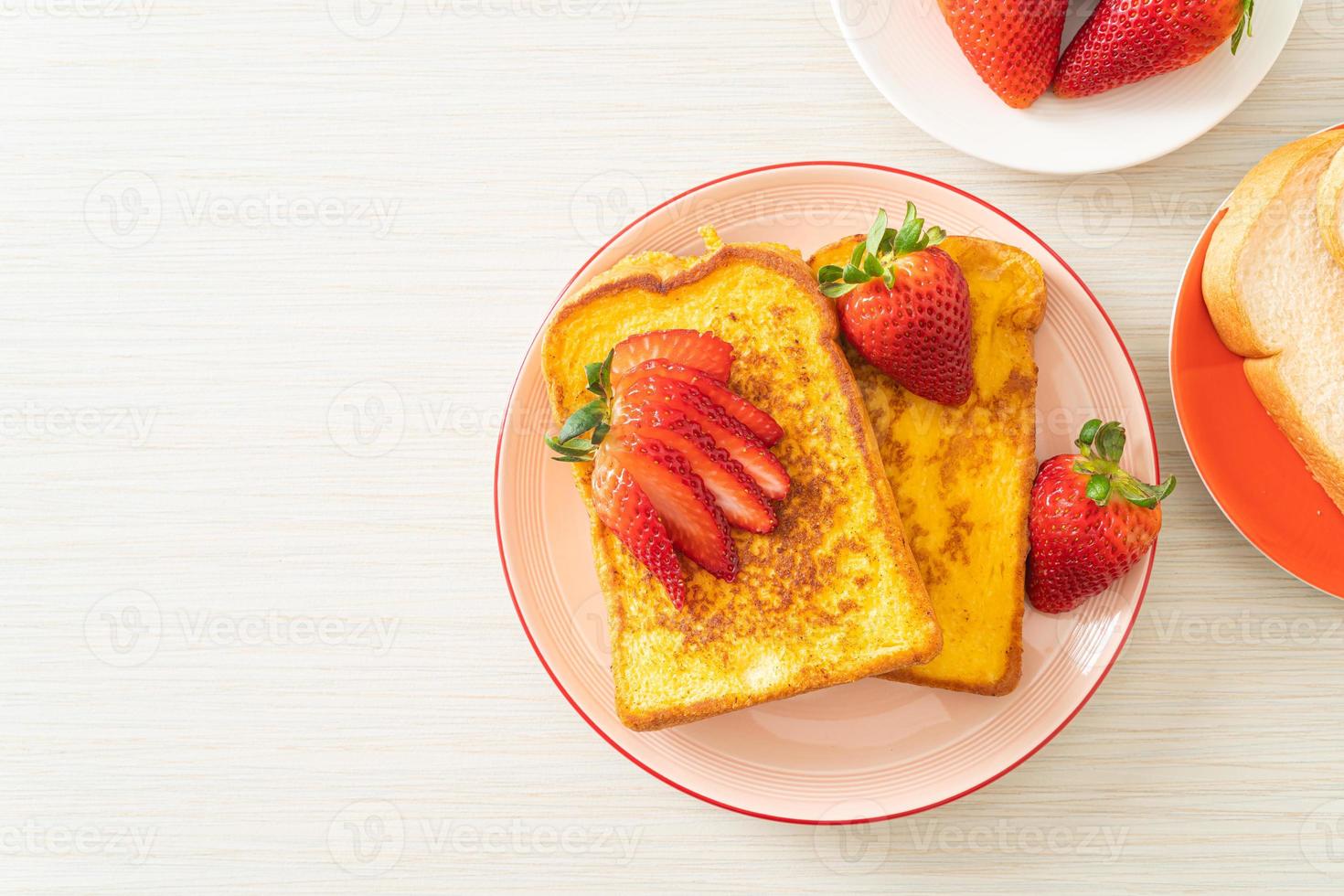 toast alla francese con fragole fresche foto