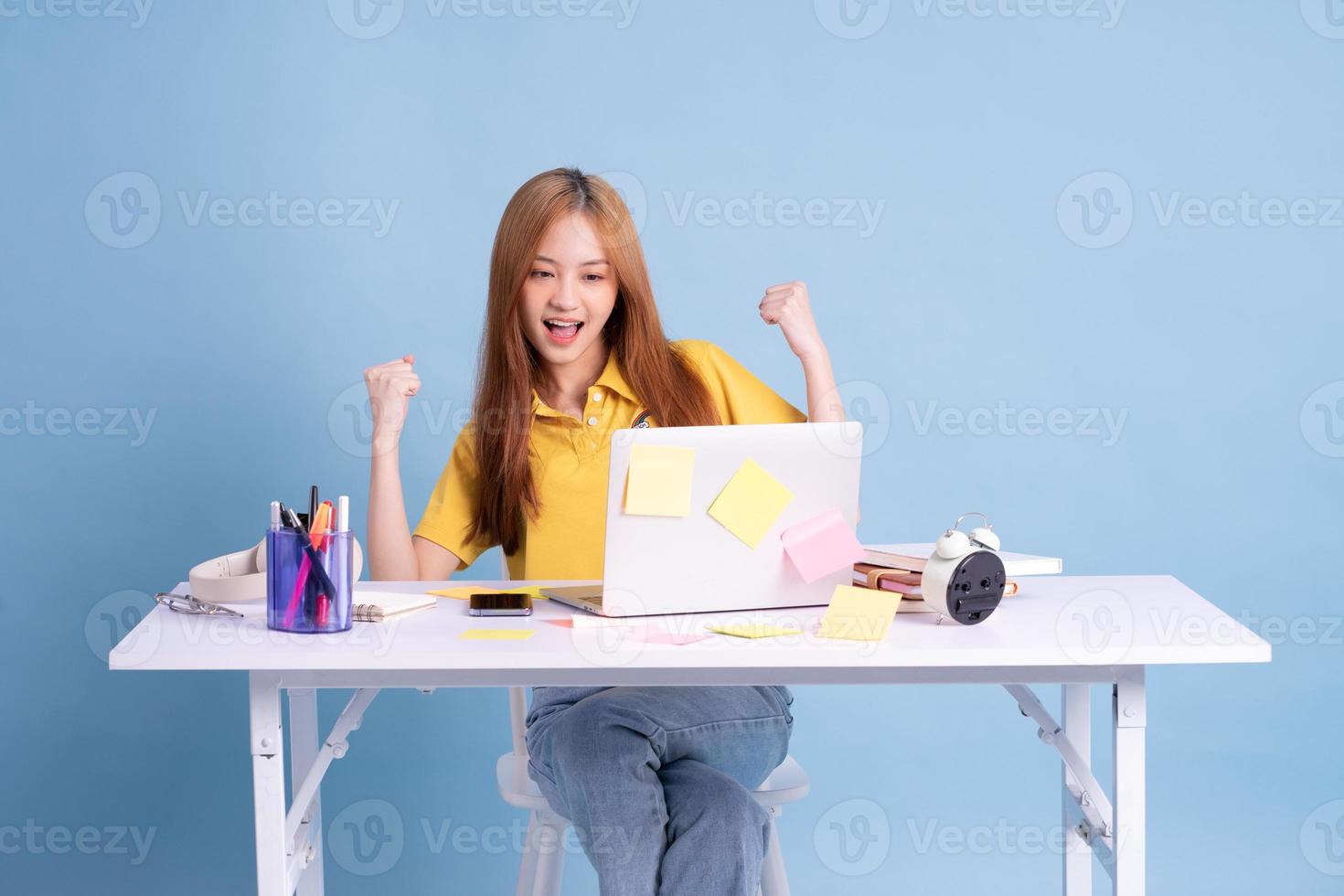 concetto di studio del giovane studente asiatico foto