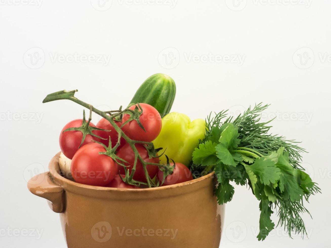 verdure in una ciotola di ceramica foto