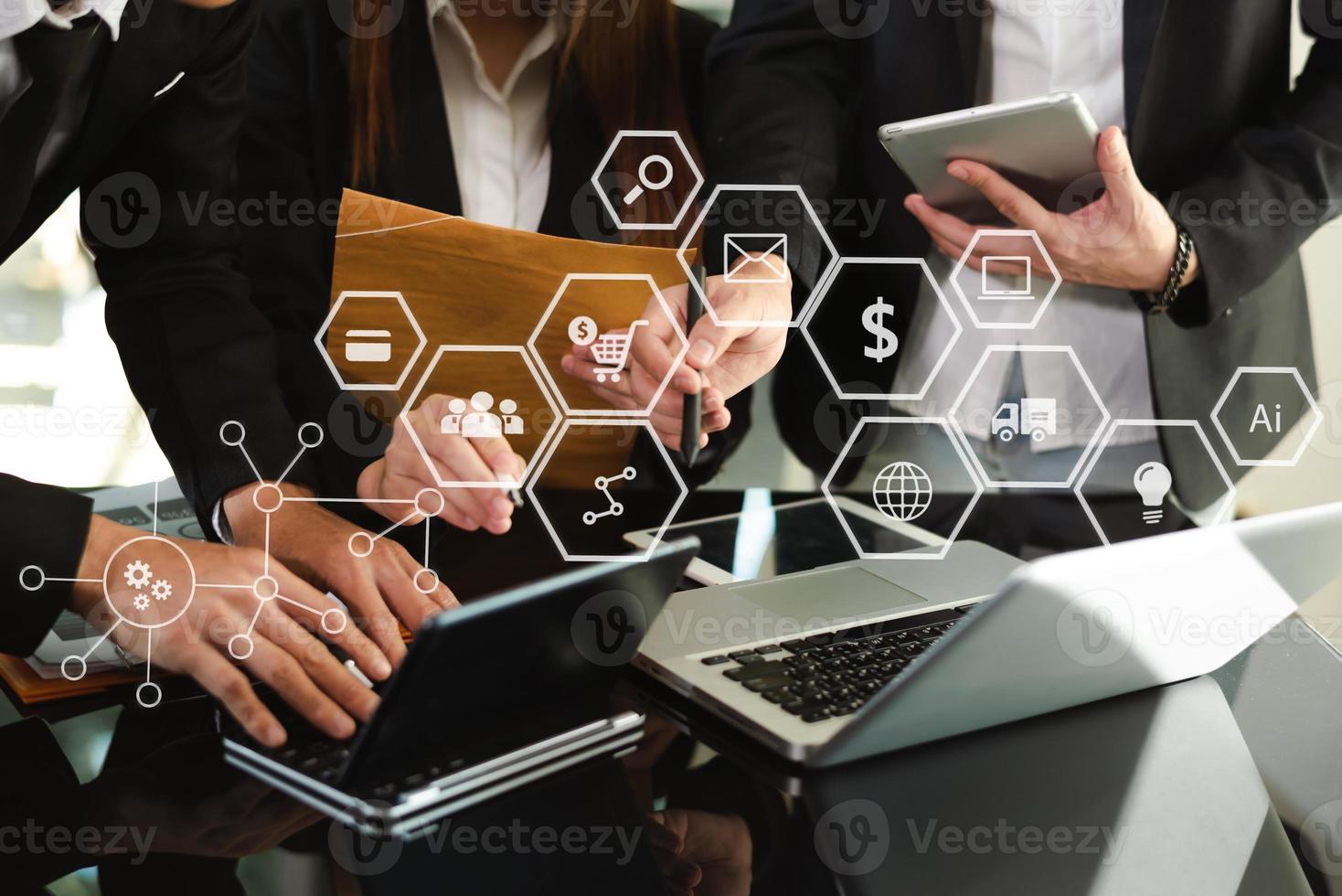 business utilizzando laptop e tablet digitale con icona virtuale di marketing foto