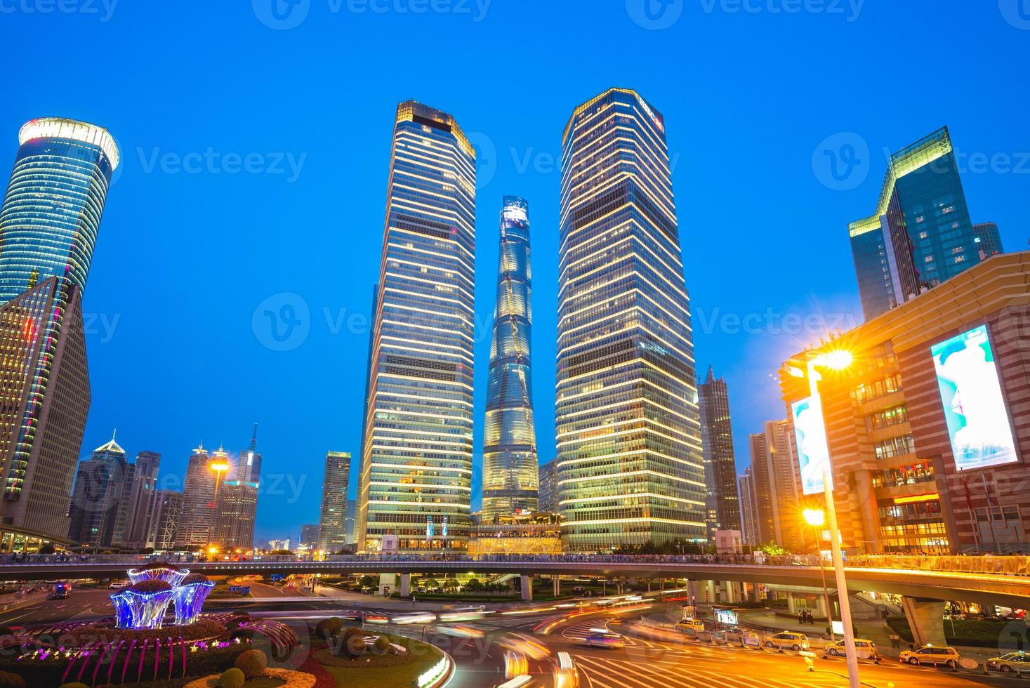 vista notturna del distretto di lujiazui a shanghai, cina foto