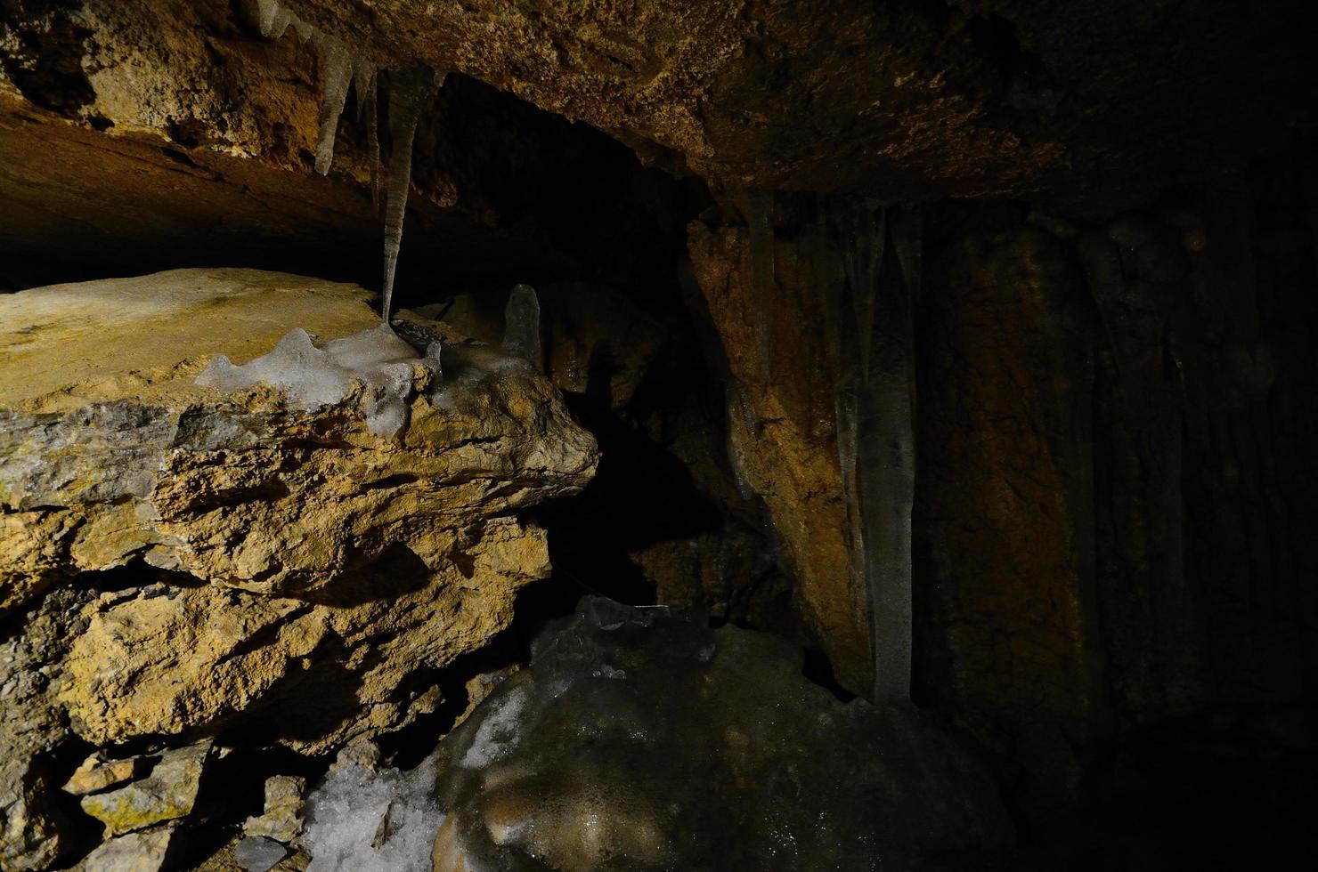 ghiaccioli in una grotta foto