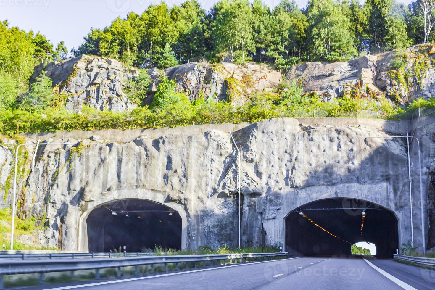 guidando attraverso la Svezia verso il tunnel in estate. foto