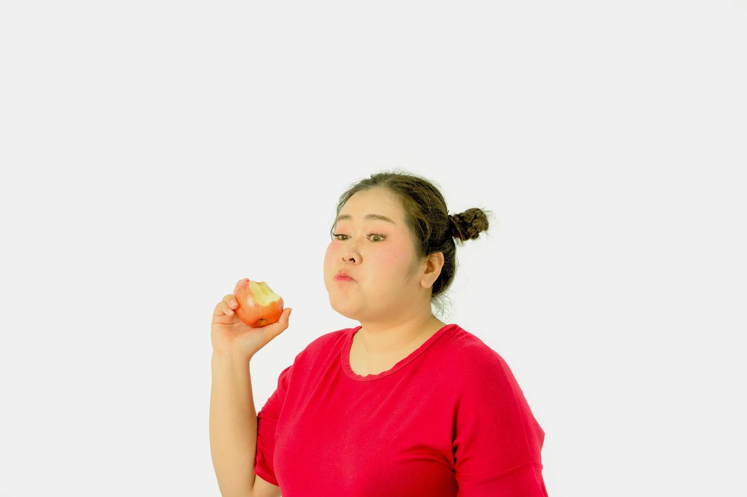 le donne obese asiatiche sono in sovrappeso. con varie emozioni per se stessa, mangiare e fare esercizio foto