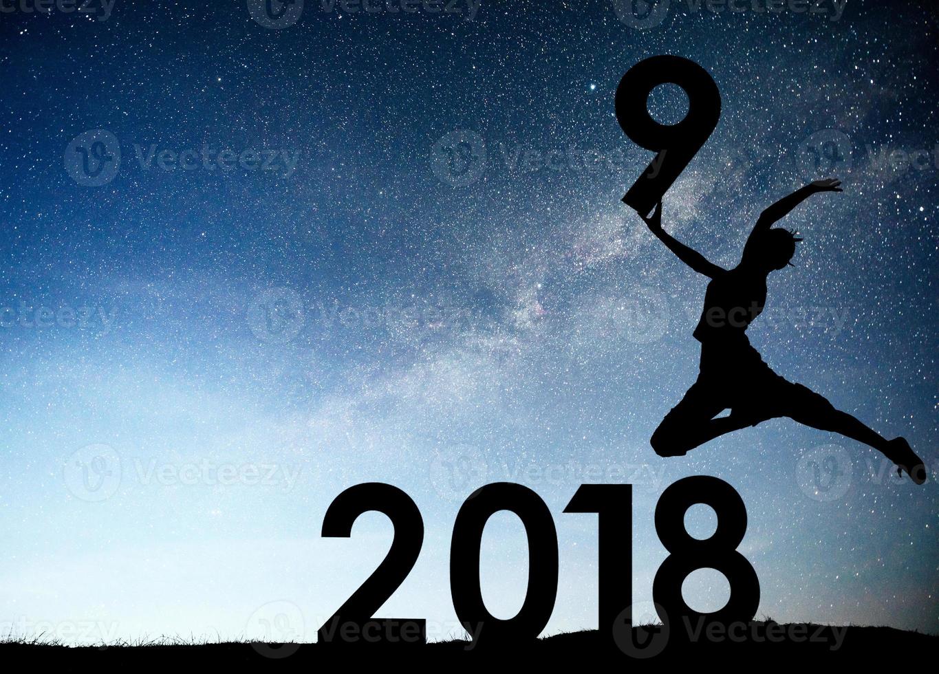 ragazza di sagoma. felice anno nuovo 2019. sfondo della Via Lattea su una stella luminosa tonalità del cielo scuro. cambio di concetto dal 2018 al 2019 foto