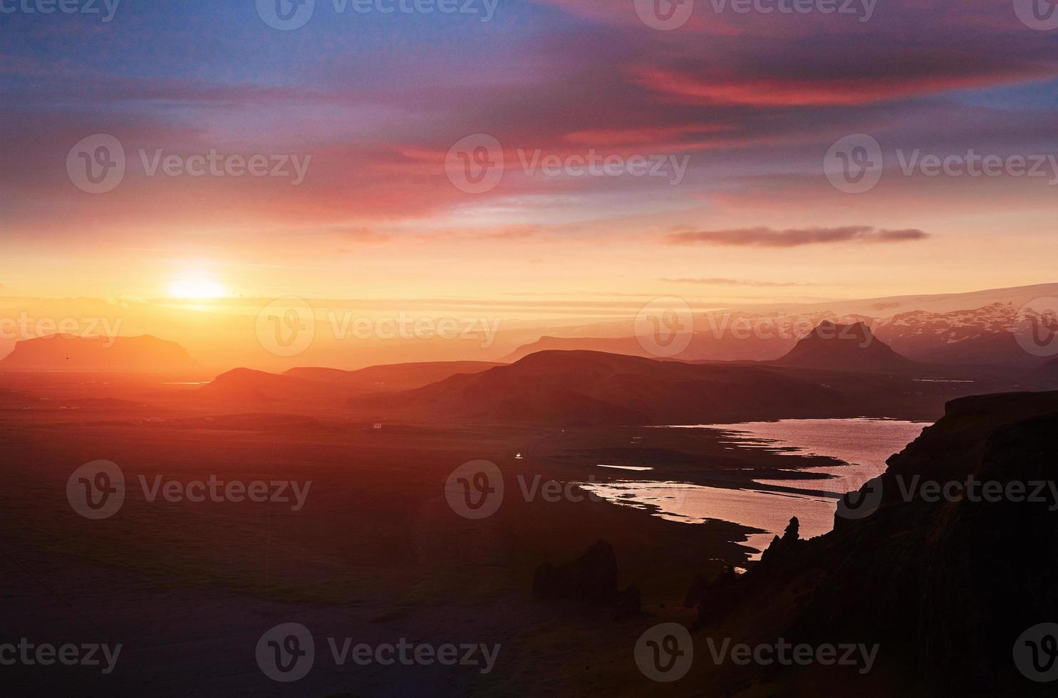 tramonto colorato sulle montagne. fantastiche vedute del paesaggio islandese. mondo della bellezza. foto