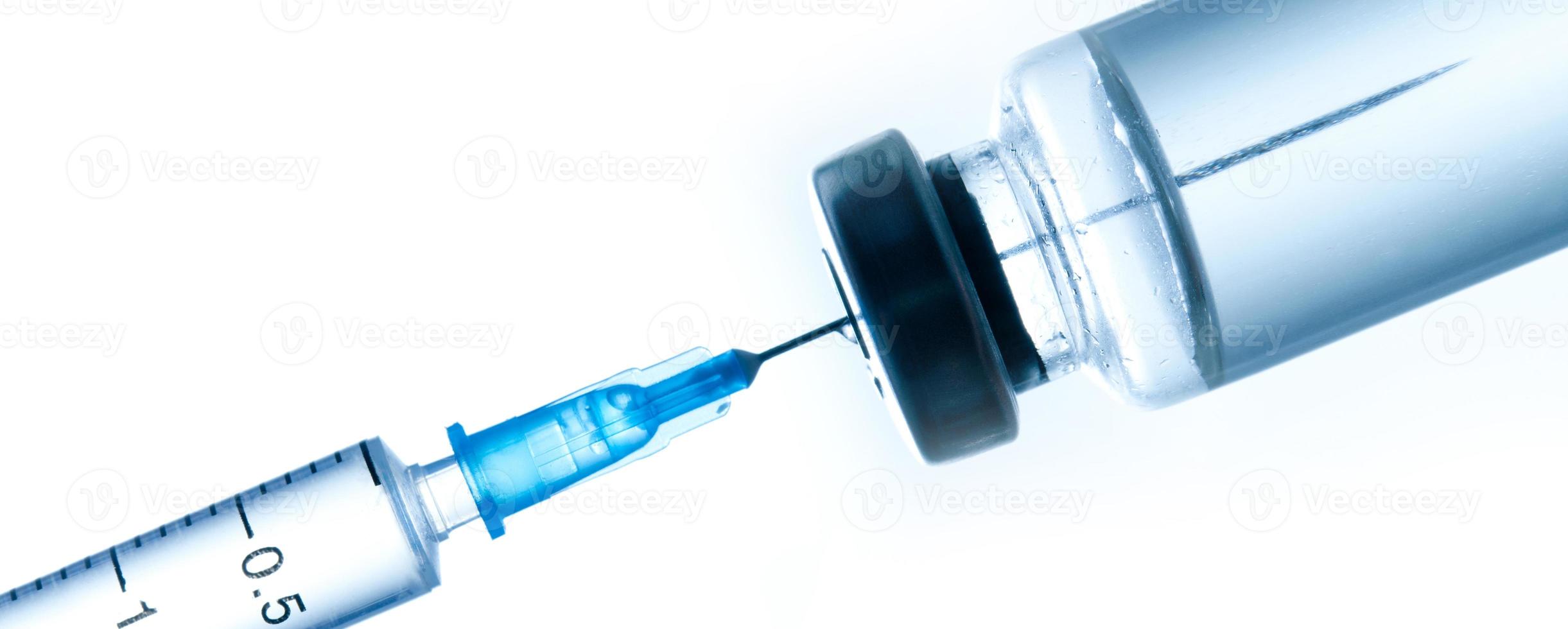 siringa medica con ago e bollte con vaccino. foto