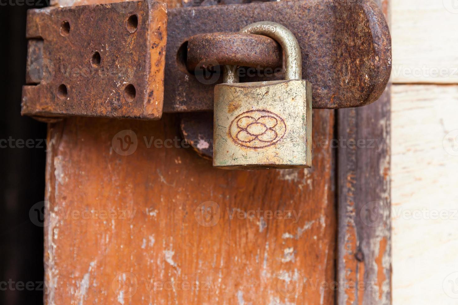 chiave arrugginita della porta di legno foto