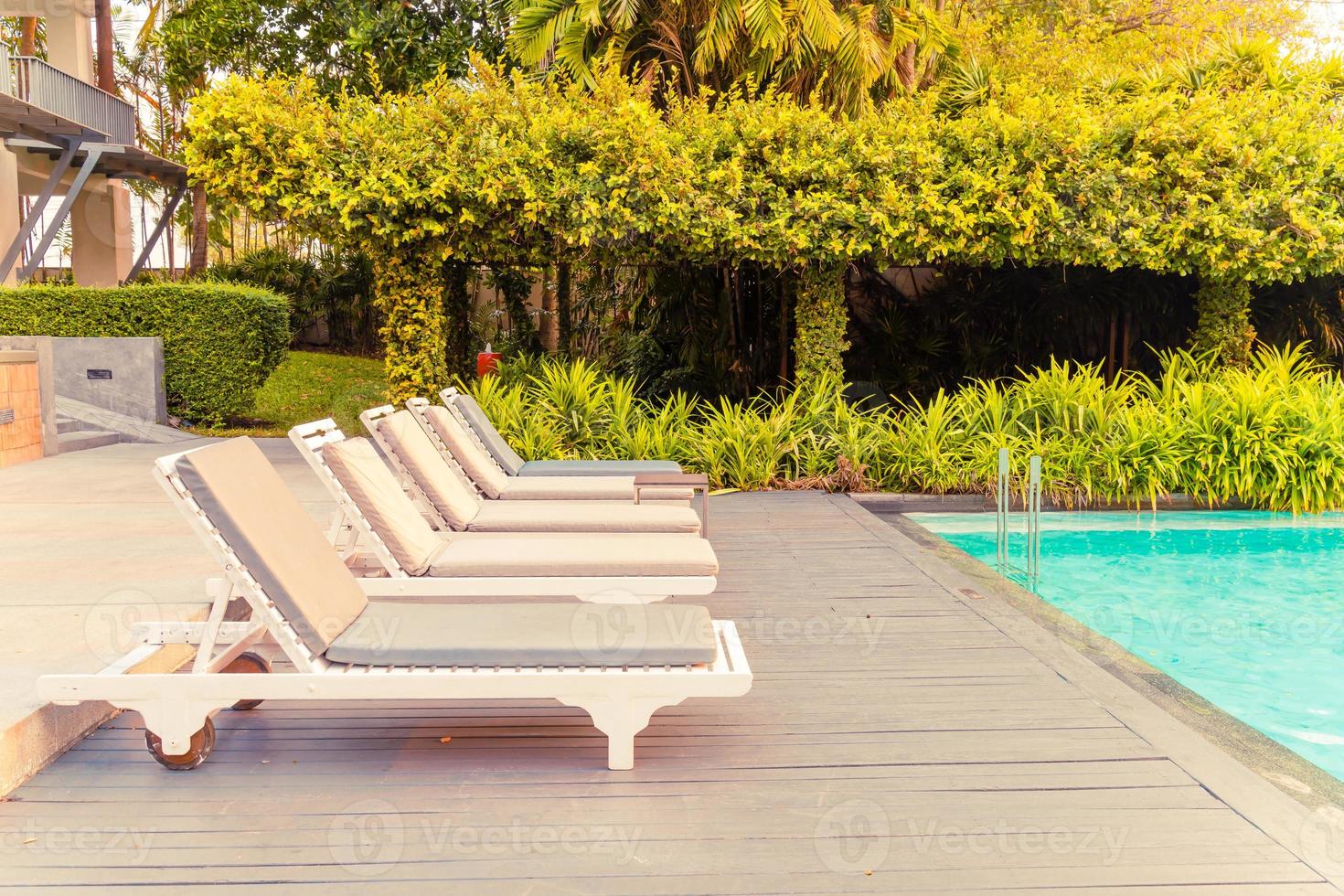 piscina di sedie intorno alla piscina nel resort dell'hotel foto