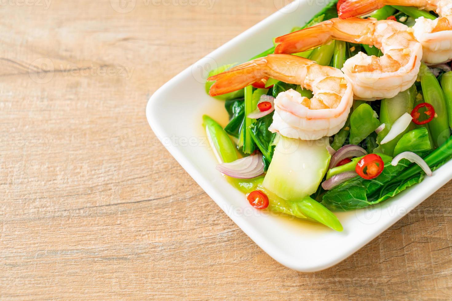 insalata di cavolo cinese piccante con gamberetti foto