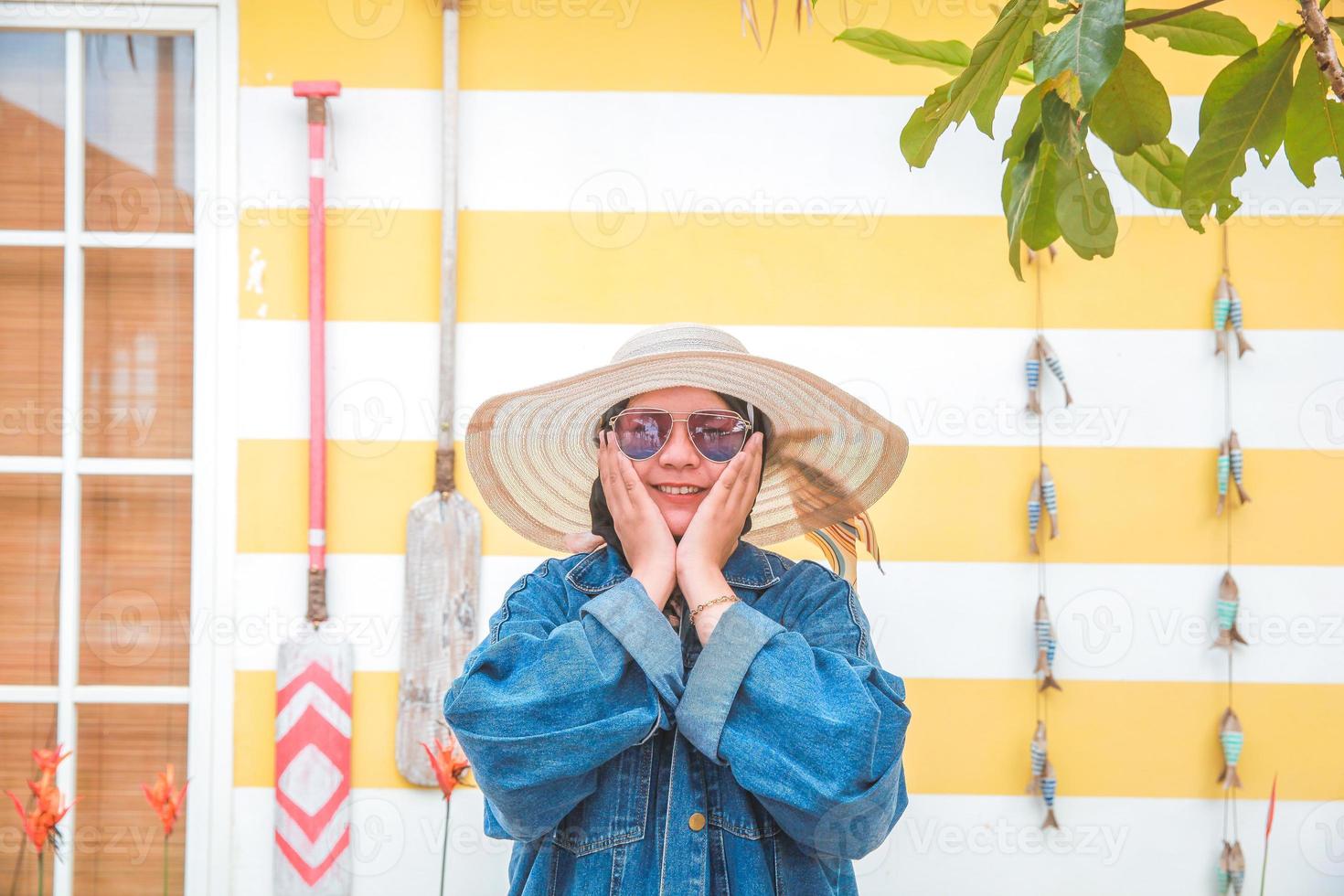 espressione di donna felice con cappello estivo e occhiali da sole durante le vacanze foto