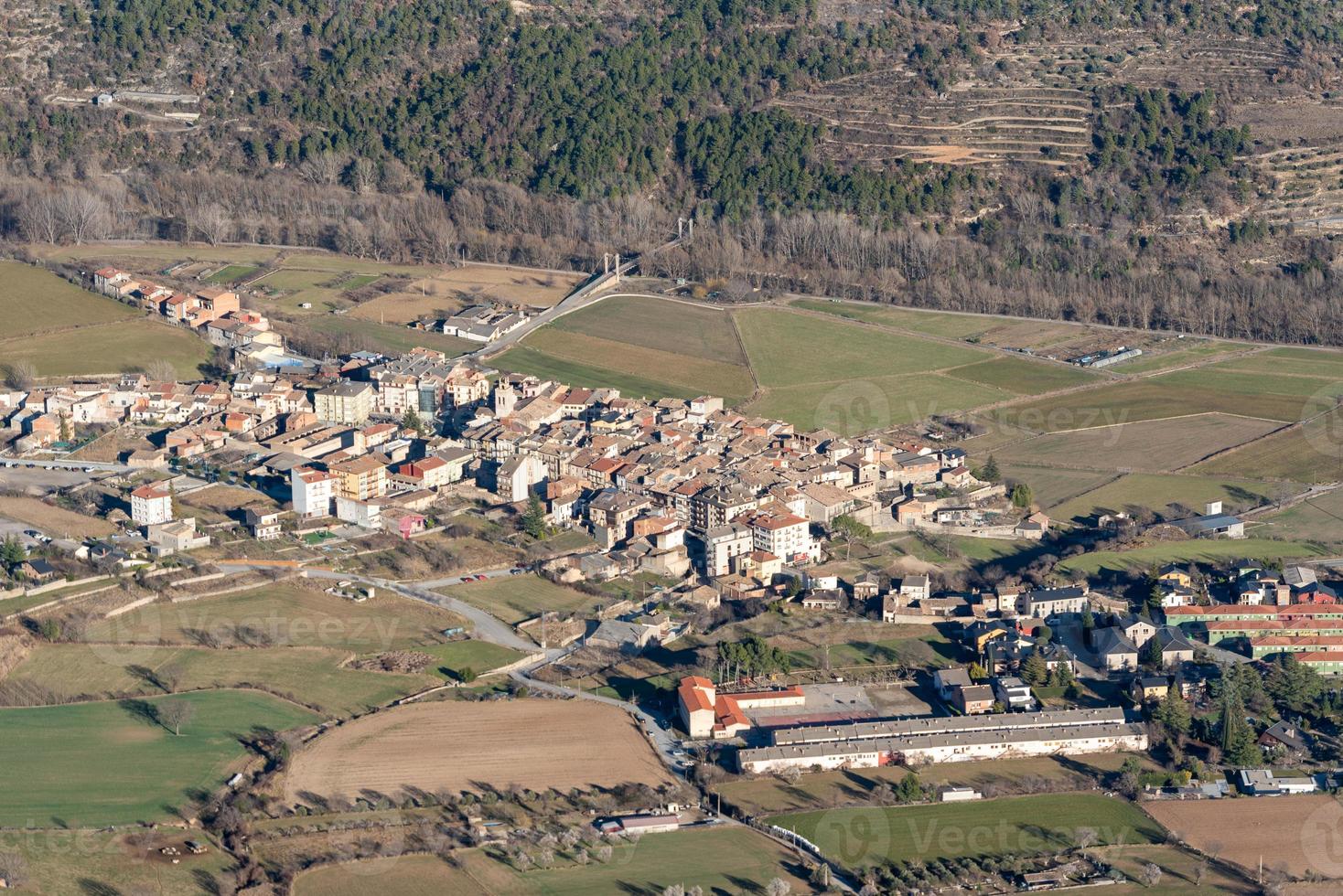 paesaggio urbano di organya nelle montagne dei pirenei catalani foto